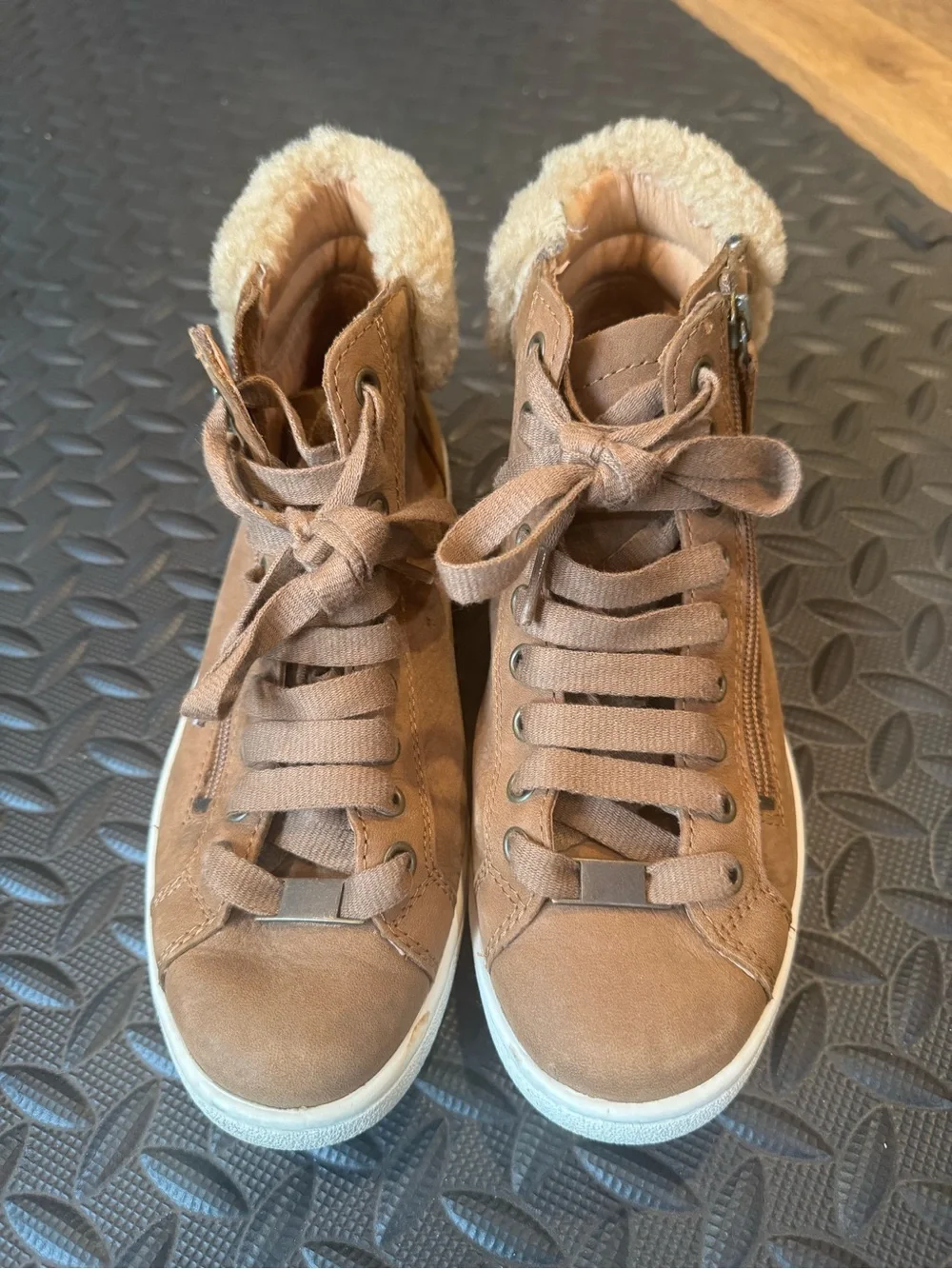 Ugg olive suede hi top boots sz 7
